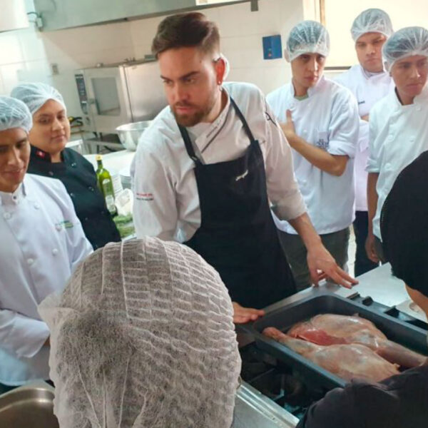 Egresados de Cocina de Fundación Pachacútec reciben una clase magistral a cargo de la empresa Josper